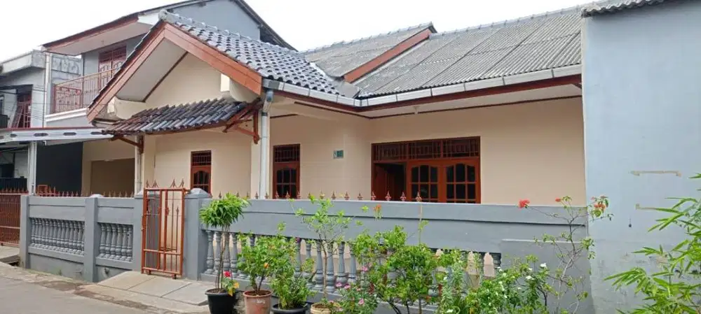 Rumah letak strategis, depan jalan utama, bebas banjir