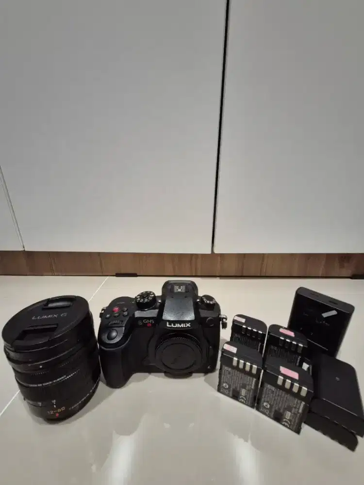 Set Kamera Panasonic LumixGH5S + Lensa Leica 12-60mm F2.8-4 [bekas]