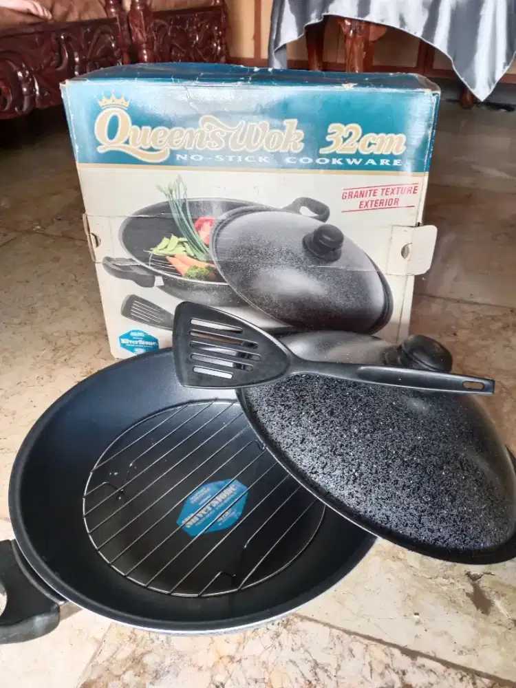 wajan antilengket Queen's Wok  dgn eksterior bertekstur granit