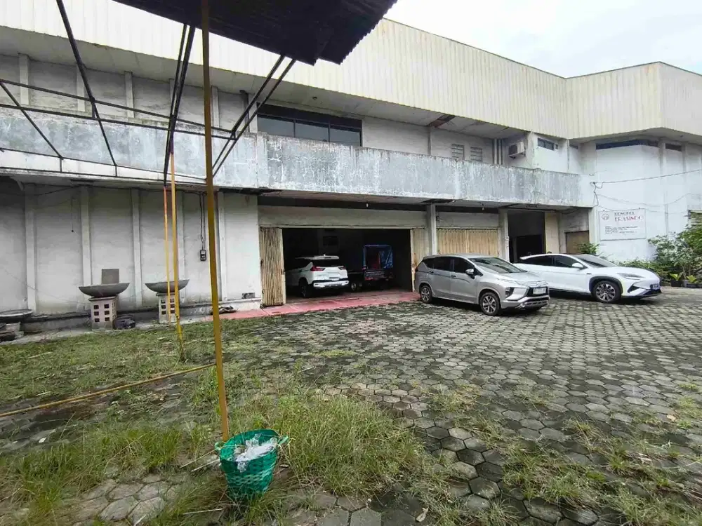 Tanah dan gudang lebar depan bagus di Gilingan Solo
