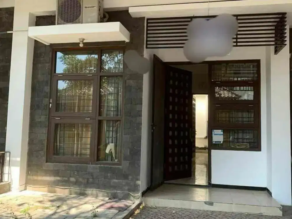 Disewakan rumah 1 lantai  ketintang regency siap huni bagus