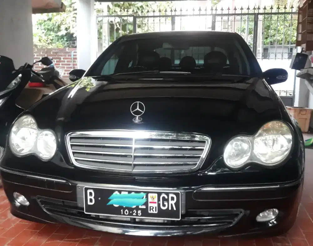 Jual Mercedes Benz C240 elegance at 2005 hitam mulus terawat low km