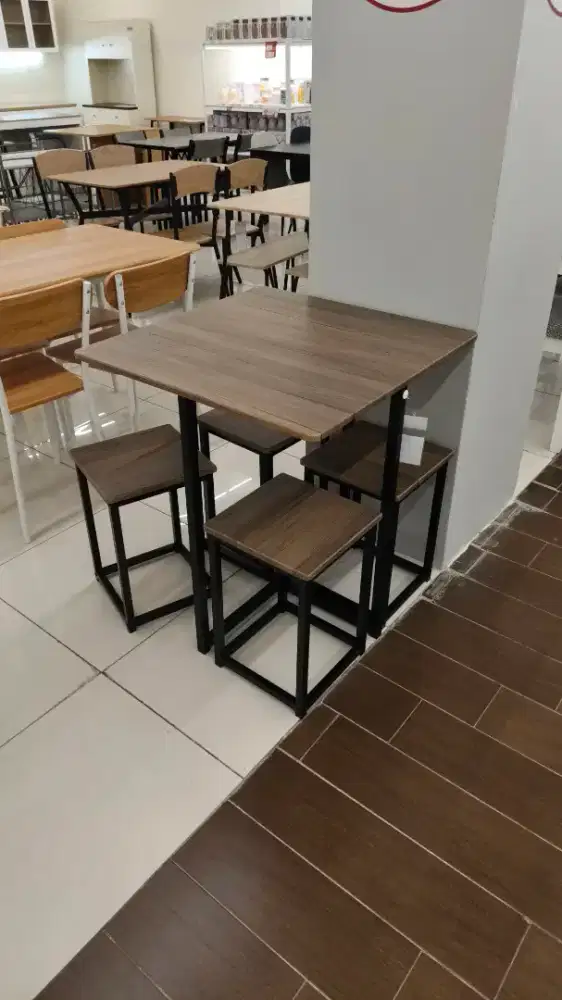 Meja makan set 4 kutsi