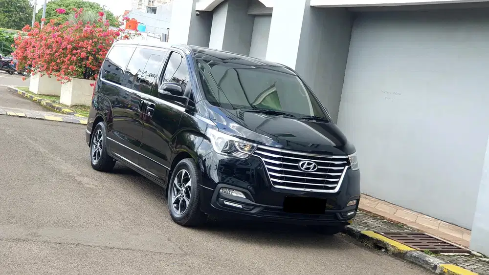 Hyundai H1 H 1 H-1 Royale 2.5 CRDI Diesel AT Hitam Metalik NIK 2018