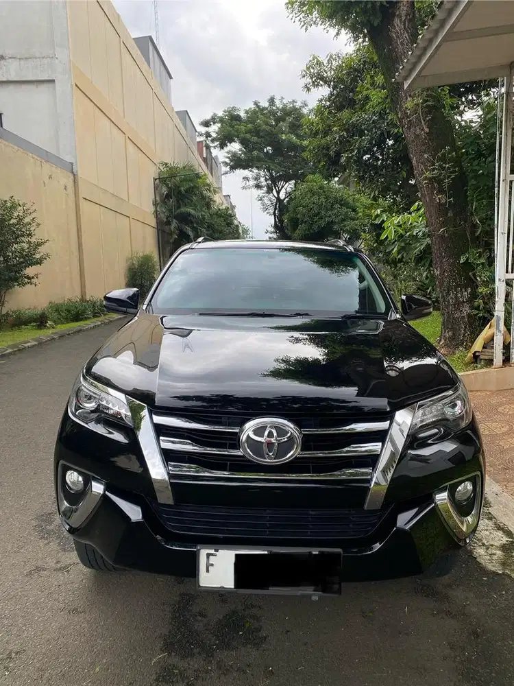 MOBIL FORTUNER VRZ 2.4 HITAM DIESEL