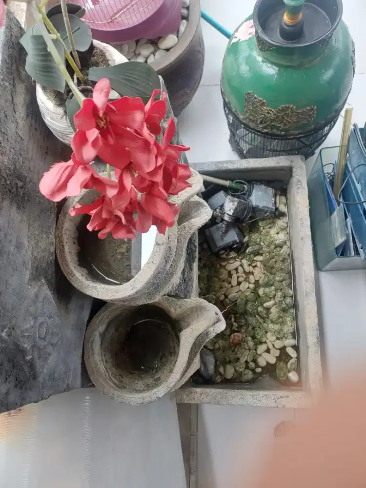 2 kolam ikan + 1 ada air mancur nya