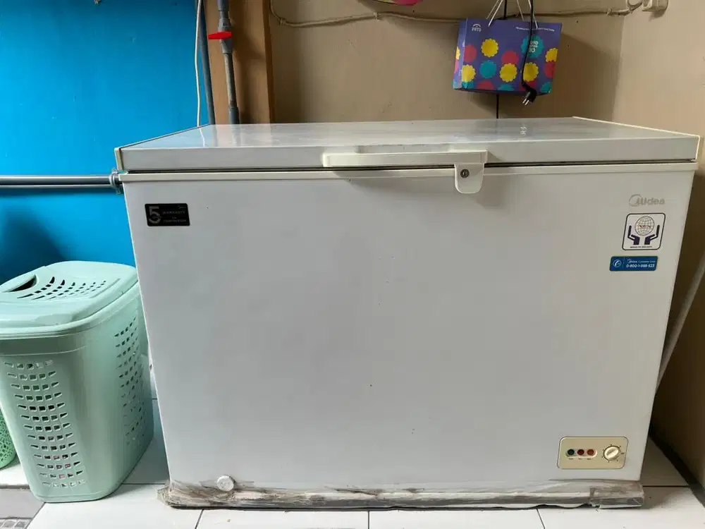 DIJUAL FREEZER MIDEA BAGUS MASIH DINGIN
