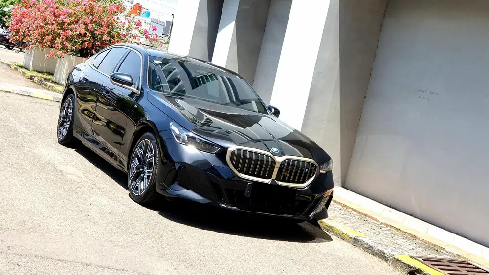 BMW i5 i 5 eDrive 40 eDrive40 M Sport SedanG60 Black On Brown 
NIK2024