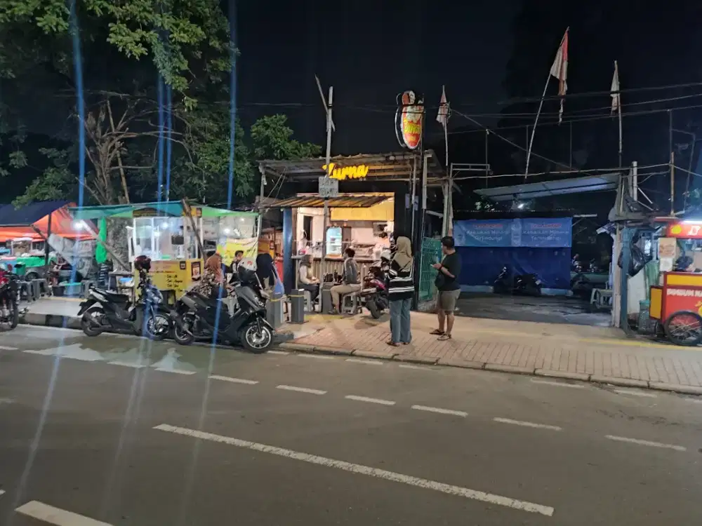 Perempuan jaga booth makanan dan minuman