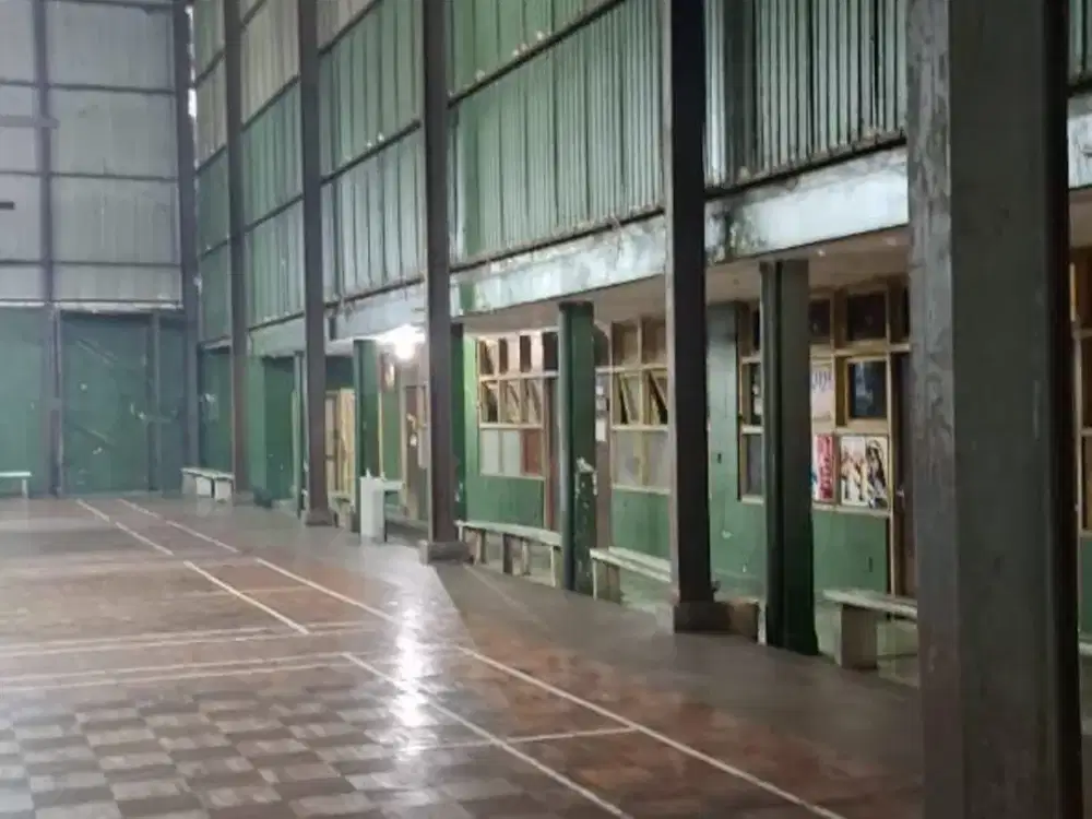 Bangunan usaha di jalan Dr. Cipto