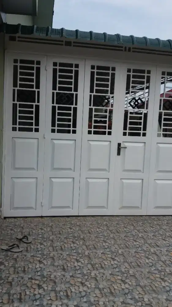 Pintu garasi dan canopy