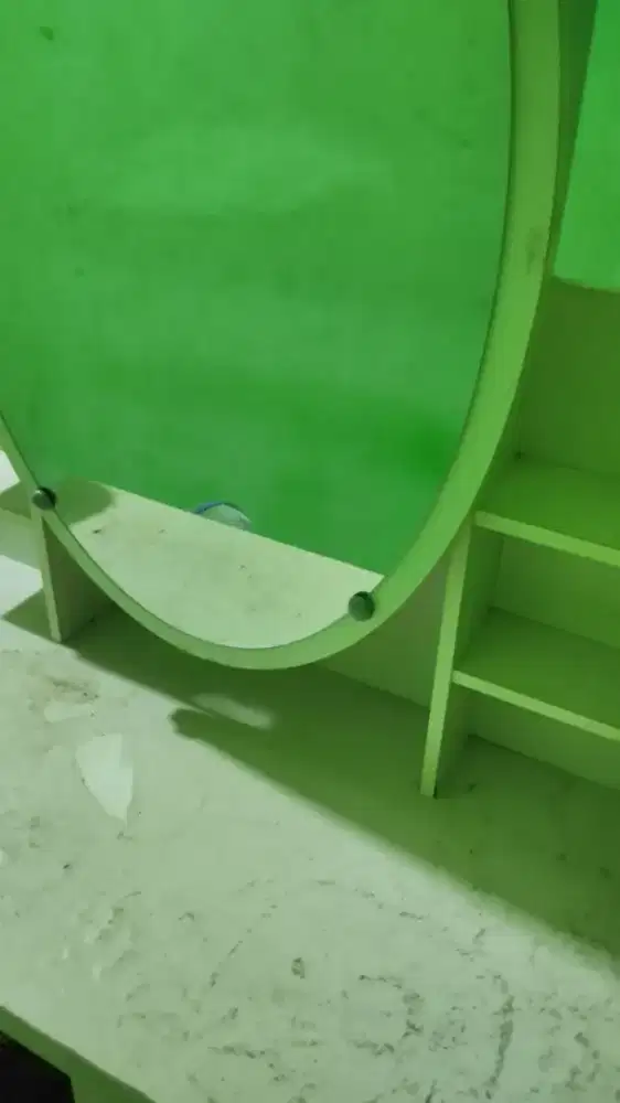 Meja kaca rias ada bangku ya