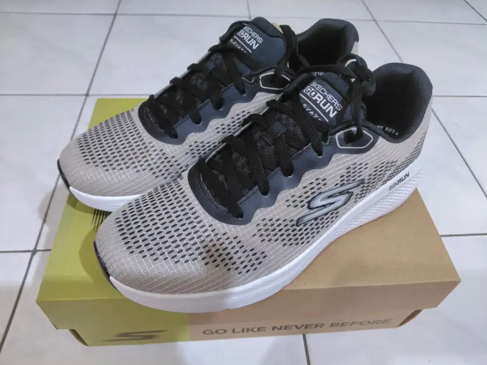 JUAL SEPATU SKECHERS ORIGINAL ASLI,UK.43,ISTIMEWA,HARGA NEGO