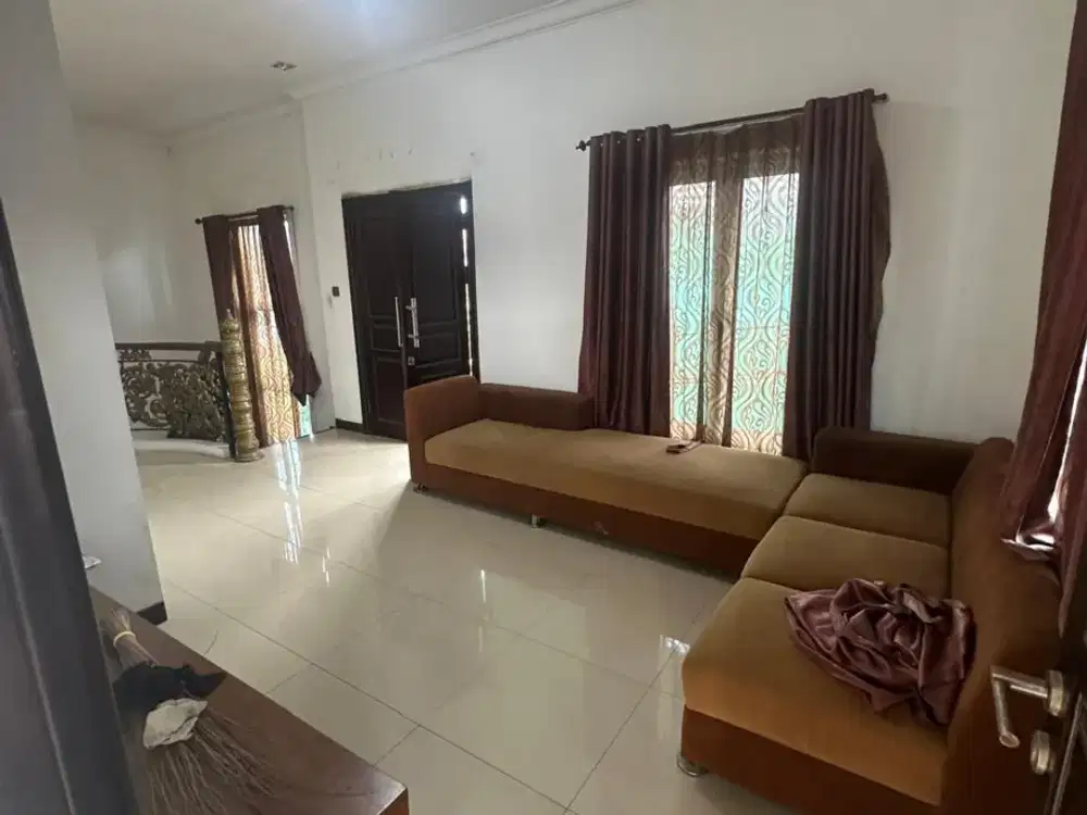 MURAH !! DISEWAKAN RUMAH OTISTA ADA LIFT 3 LANTAI KOSONGAN SIAP HUNI