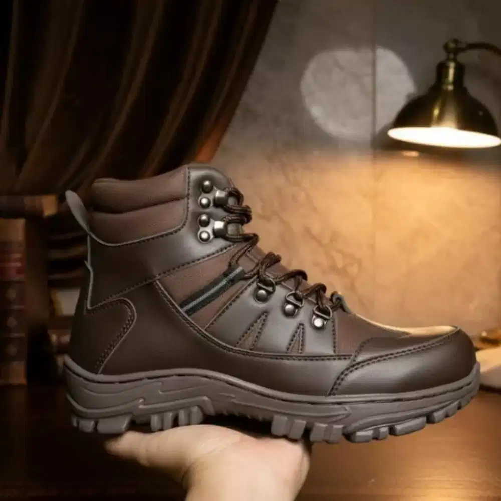 Sepatu safety pria ujung besi sepatu proyek