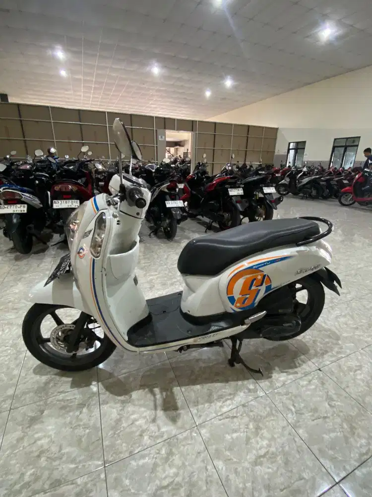 SCOOPY FI PUTIH 2016