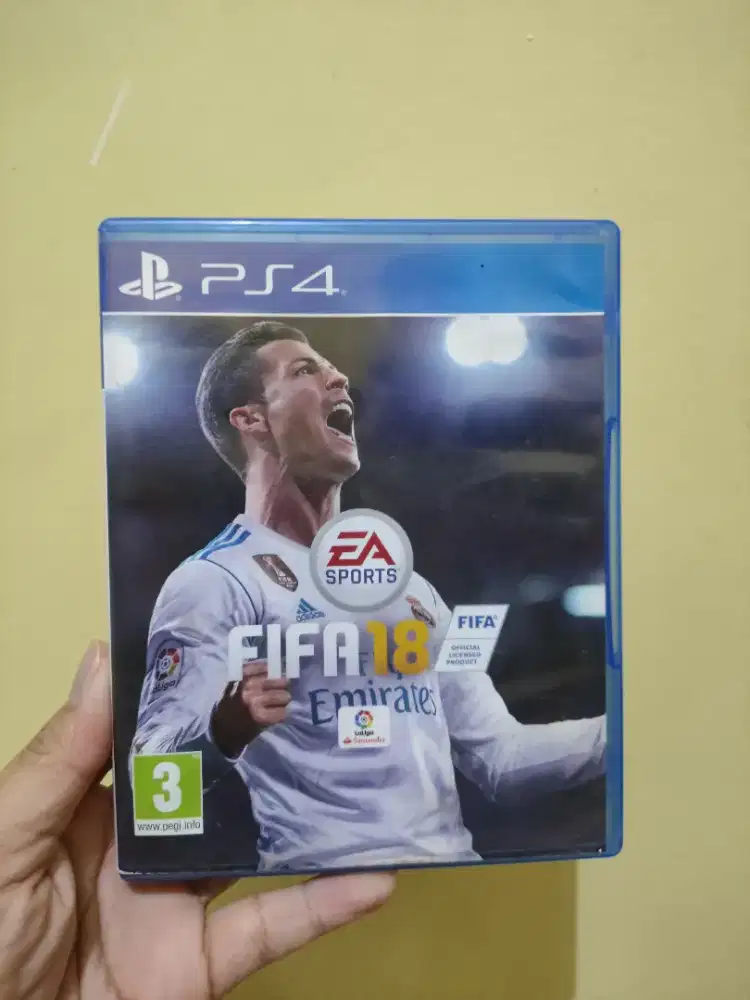 Kaset ps4 Fifa 18 dan God of war 4