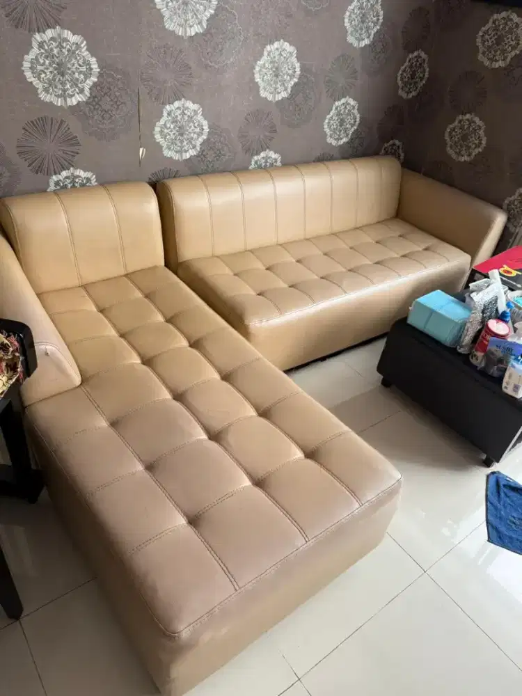 Sofa L bekas warna coklat muda, kondisi masih bagus dan layak pakai