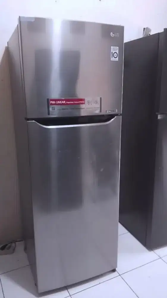 Kulkas 2 pintu merek LG jumbo tinggi bersih luar dlm