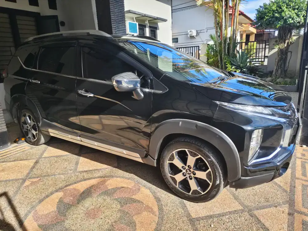 Xpander cross hitam 2021 matic