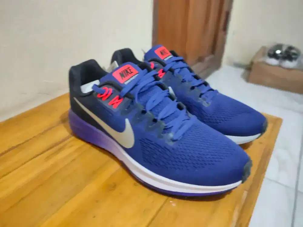 Sepatu Nike zoom structure 21