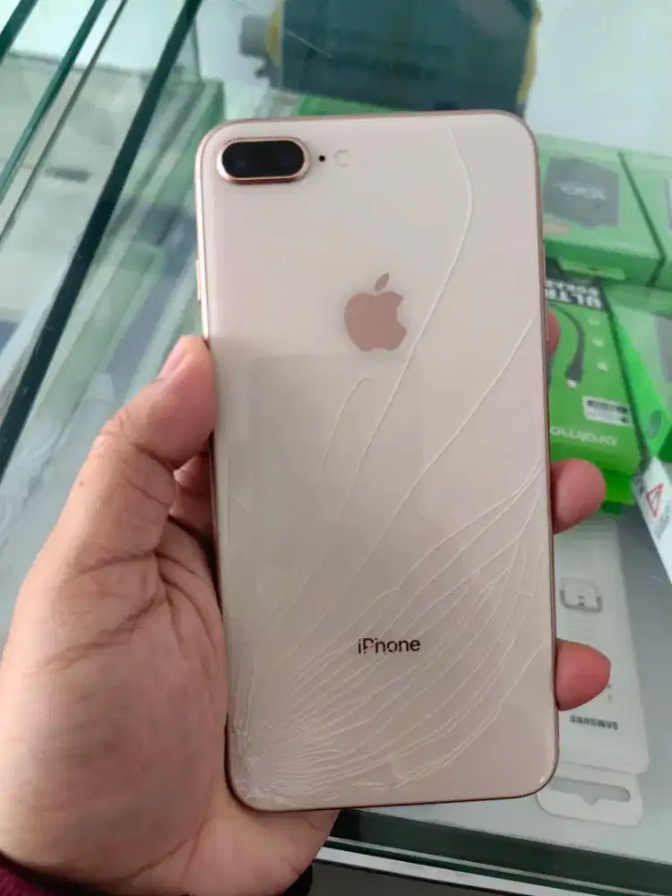 iPhone 8+ iBox (64Gb) retak belakang, gk ngaruh