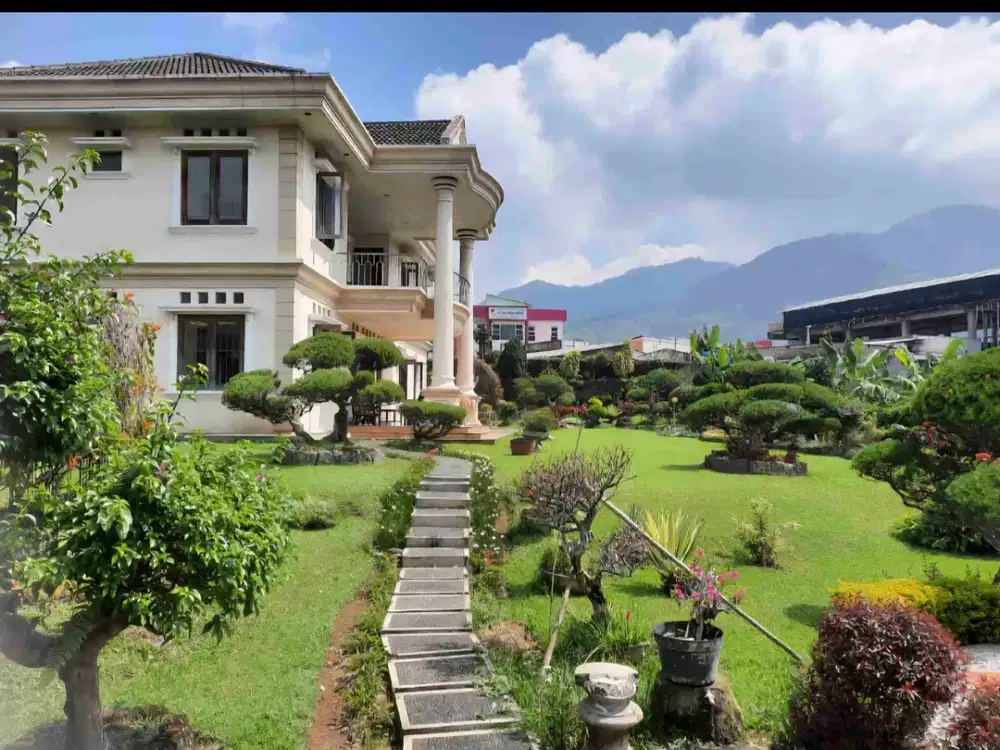 Villa mewah. Lokasi tinggi. Asri. Pemandangan indah. Kolam renang.