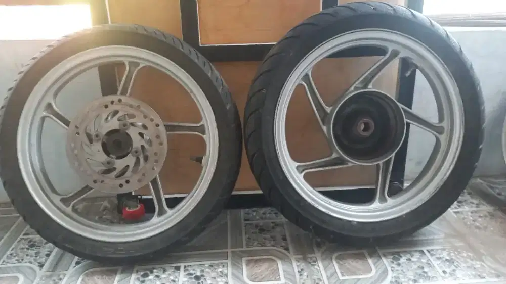 Velg scoopy dan ban baru