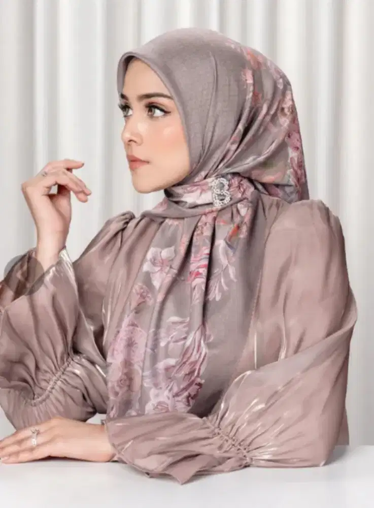 Farra Square - Cattail  - Buttonscarves