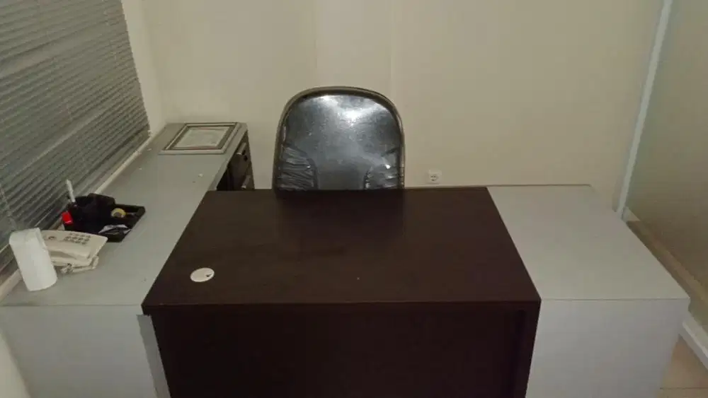 Meja Direktur bentuk L