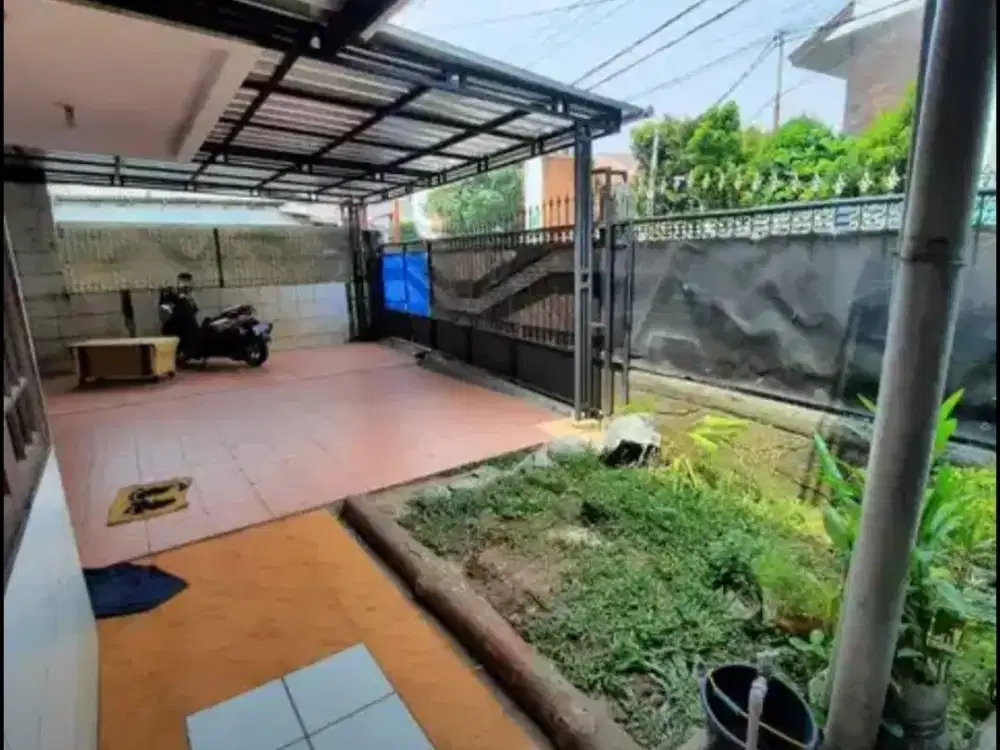 DISEWAKAN RUMAH STRATEGIS, RAMAI, PINGGIR JALAN RAYA PEKAPURAN. DEPAN KOMPLEK CGR1 , CIMANGGIS TAPOS DEPOK