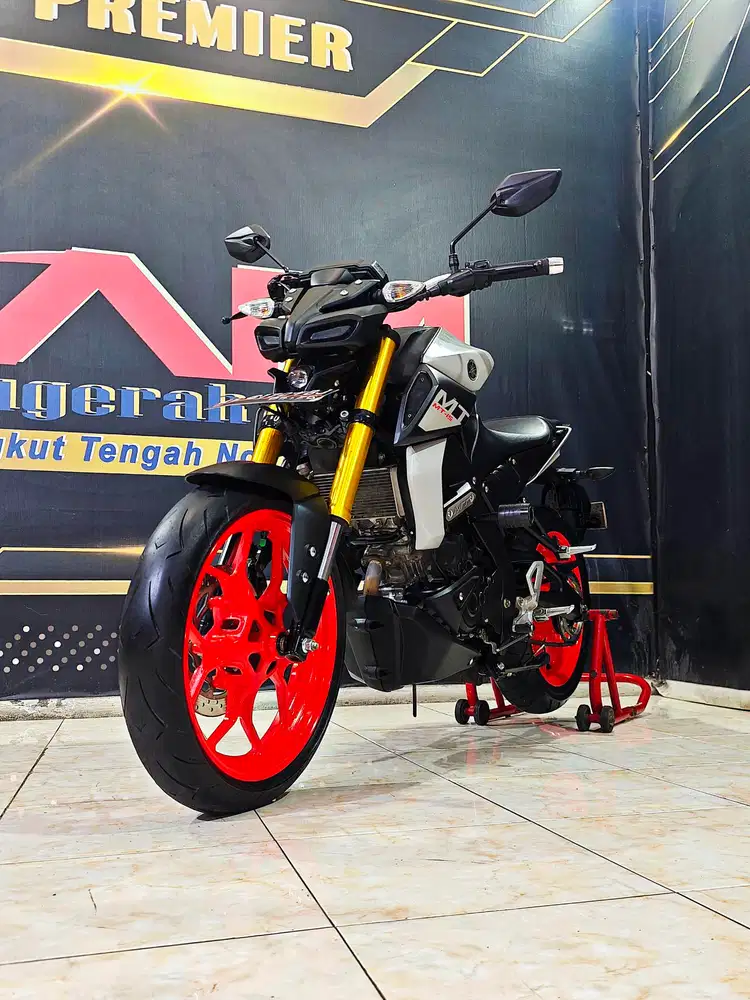 MT15 Reg.2021 km.14rb naked  perfom terbaik.Anugerah motor rungkut