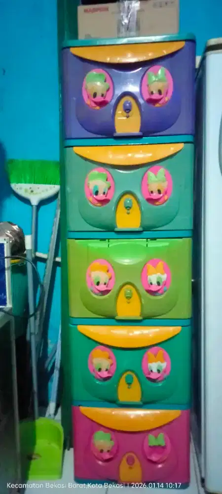 Lemari plastik bermerk karakter