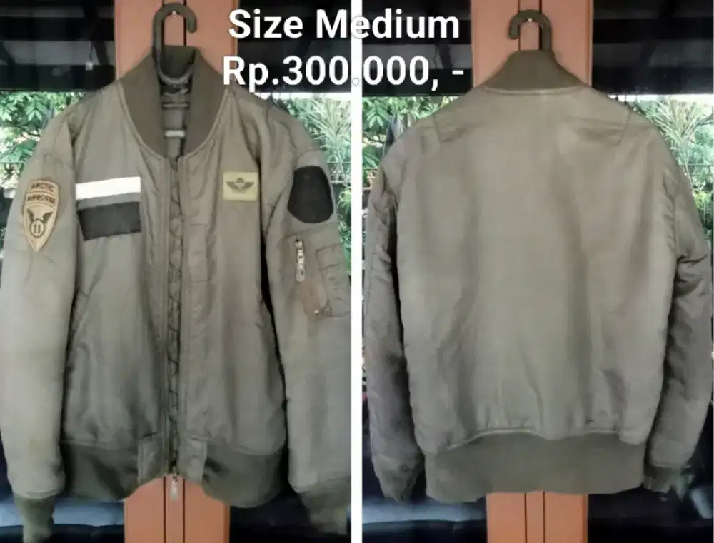 Jaket bomber Uniqlo Hijau Army size M