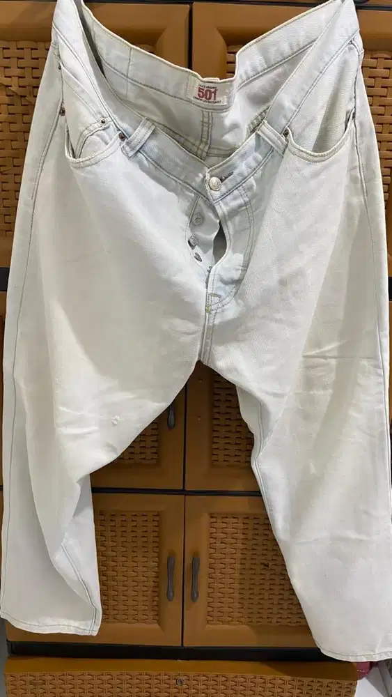 Preloved Celana Levi’s 501 Pria Warna Putih Denim