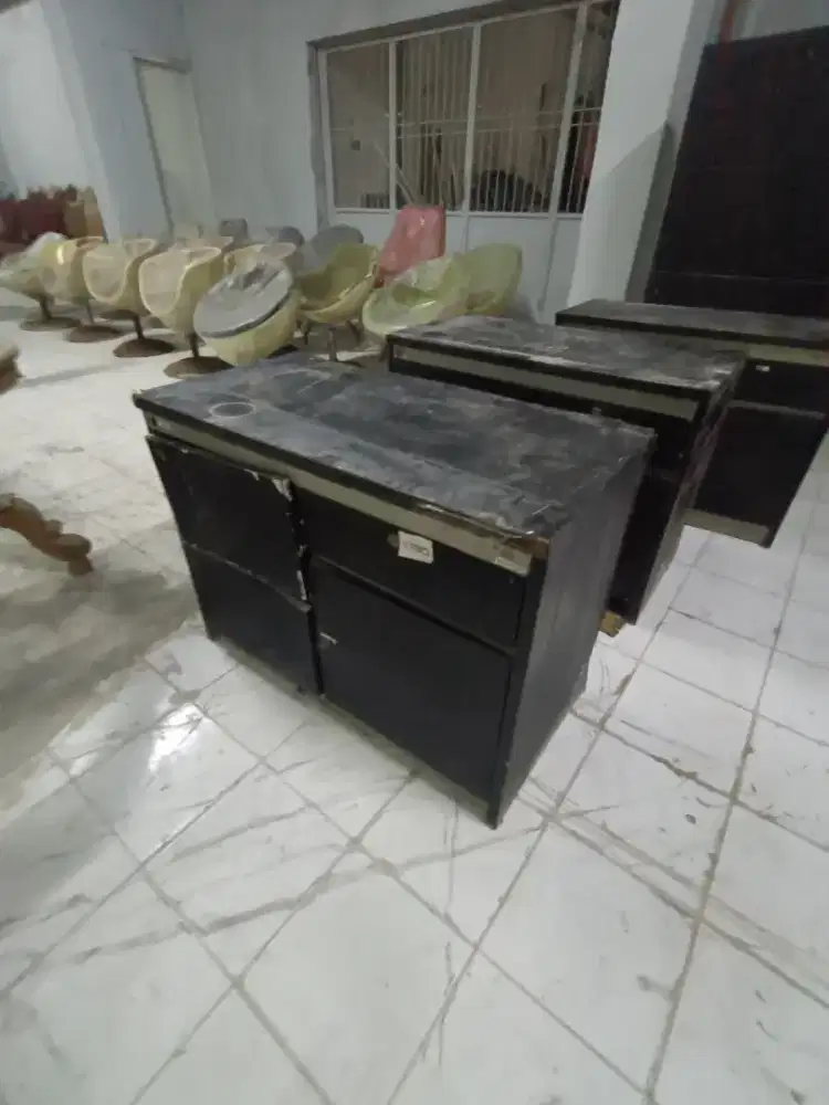 Meja kantor lemari laci