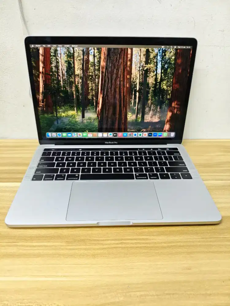 MacBook Pro 2019 Touchbar. Core i5. Ram 8gb. Ssd 256gb