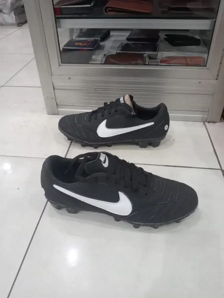 Sepatu bola hitam kombinasi putih