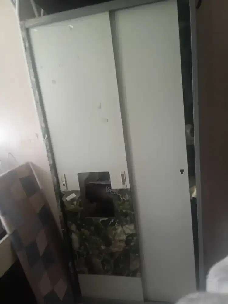 Lemari besi 2pintu 4sekat