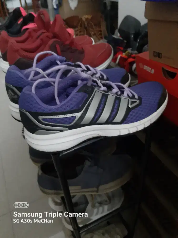 Sepatu sepatu Adidas