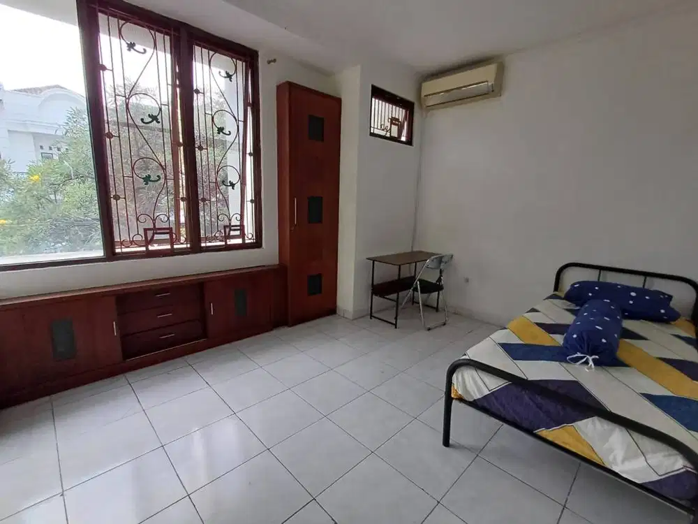 KOST PUTRI STRATEGIS SEDIA PARKIR MOBIL/MOTOR.MURAH.BERSIH.NYAMAN.