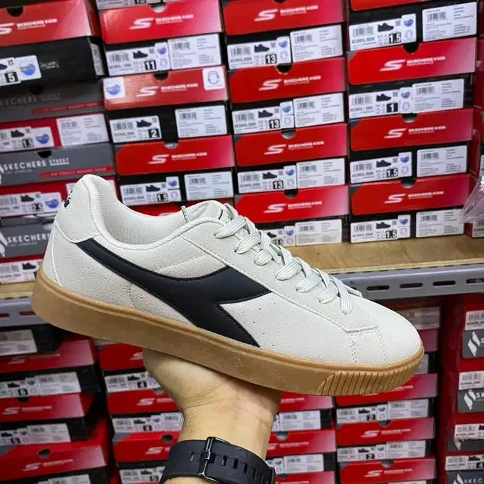 Sepatu sneakers diadora pizora