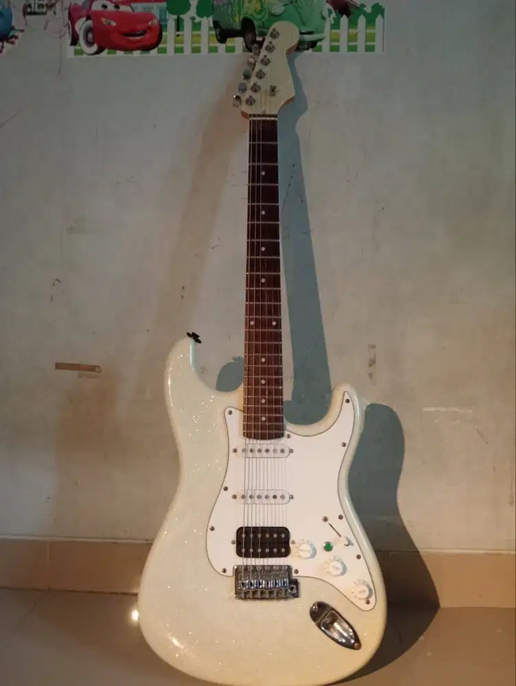 DIJUAL CEPAT : GITAR ELECTRIC FENDER STRATOCASTER ( CUSTOM PRIBADI )
