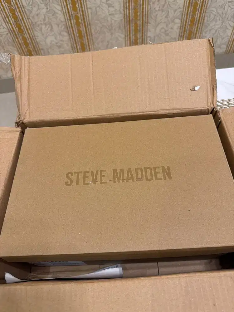 Sendal Steve Madden Size 40 (Baru)