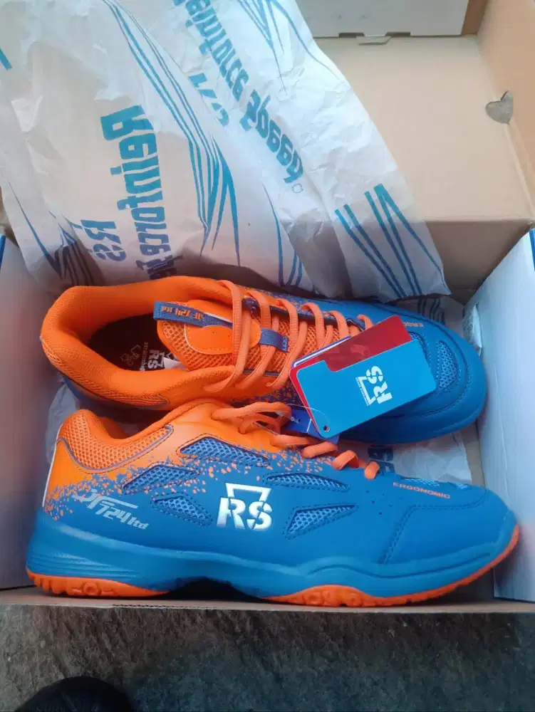 Sepatu bulutangkis RS