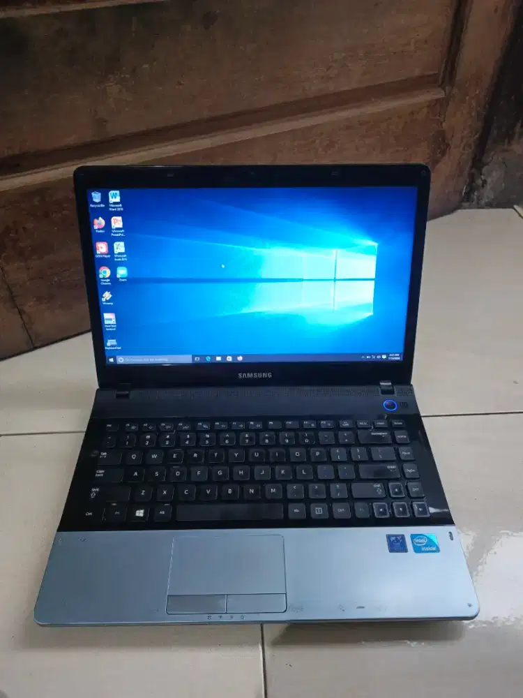 Laptop samsung ram 10gb layar 14inch batre awet siap pake ktk mnus