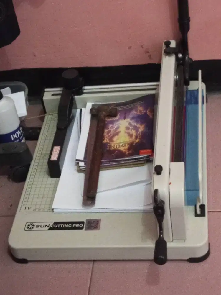 Alat Pemotong Kertas 1 rim A4 - Mesin Thick Layer Paper Cutter A4 858.