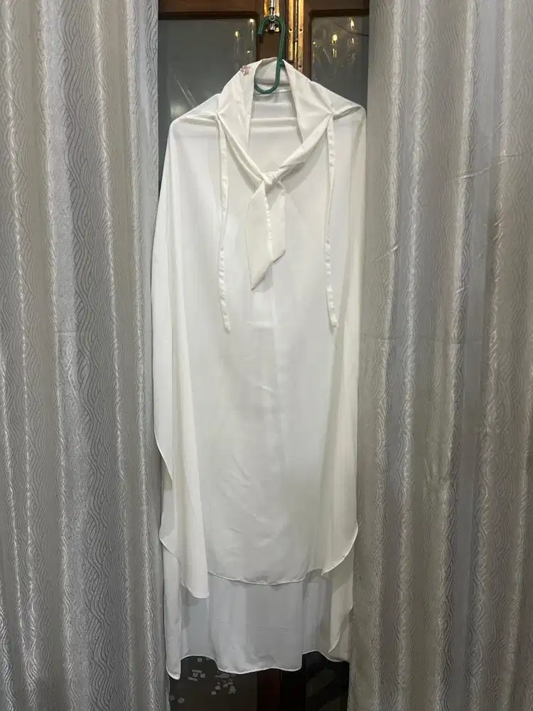 Long khimar warna putih ber bahan anti UV