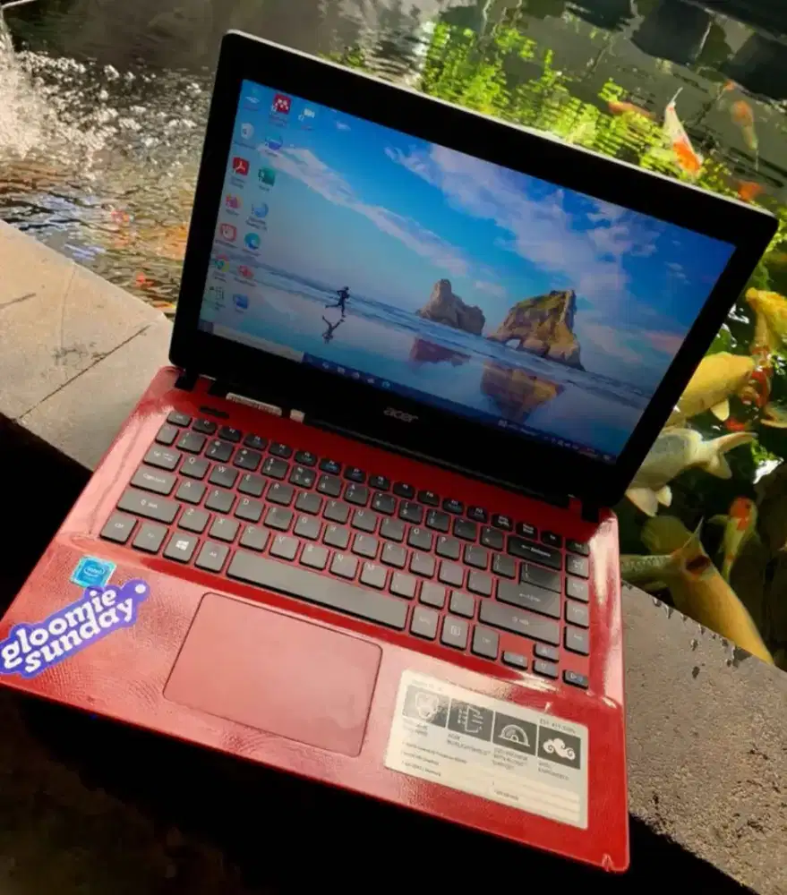 Dijual Laptop Acer ES14 Merah Second/Bekas