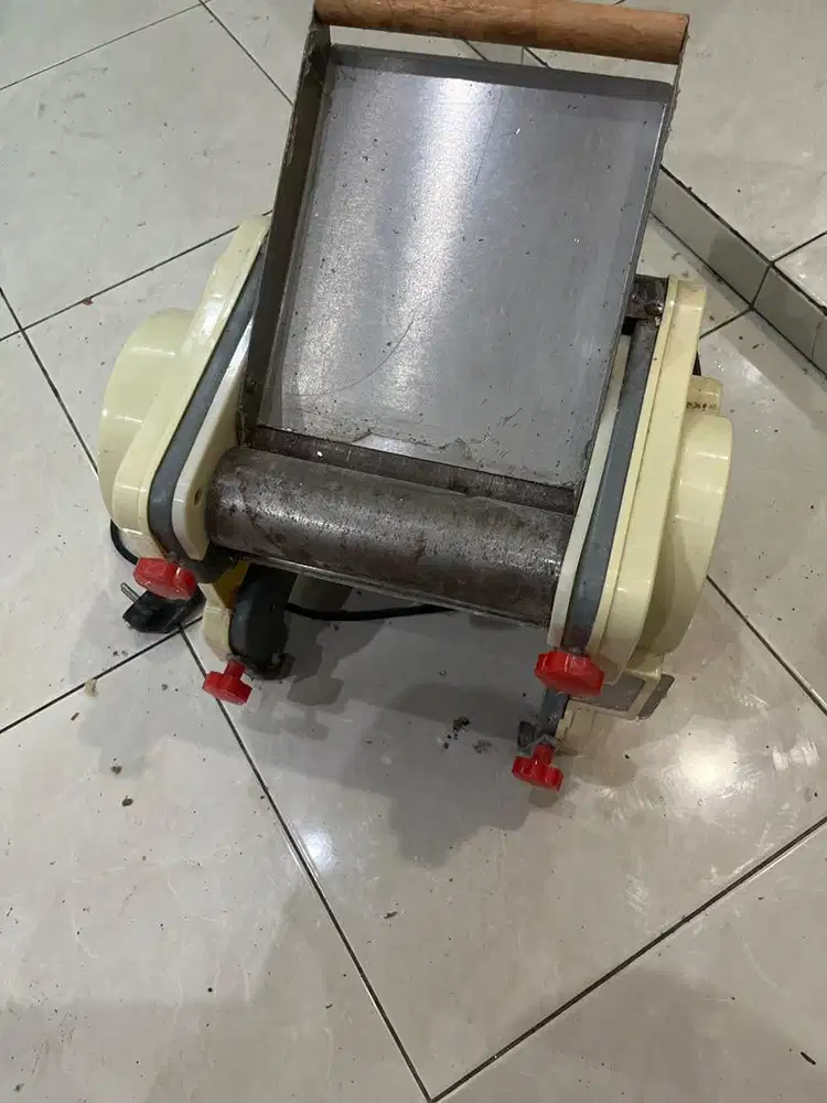 Electric noodle machine